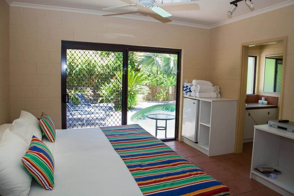 Breeya - Pool side family space - King bed with bathroom
