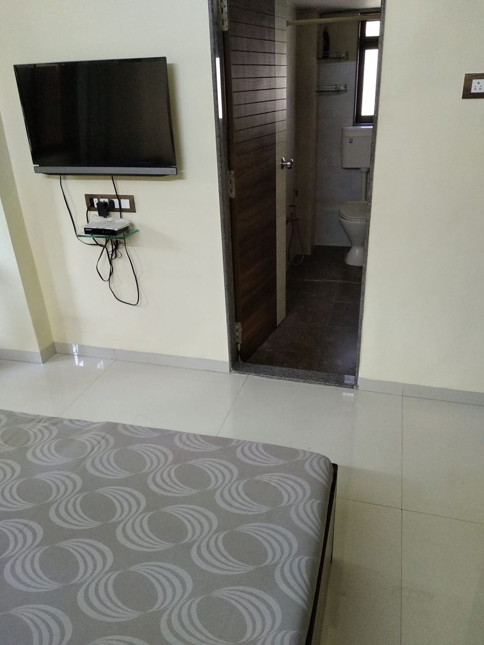 Satalite/Cable TV in guest room