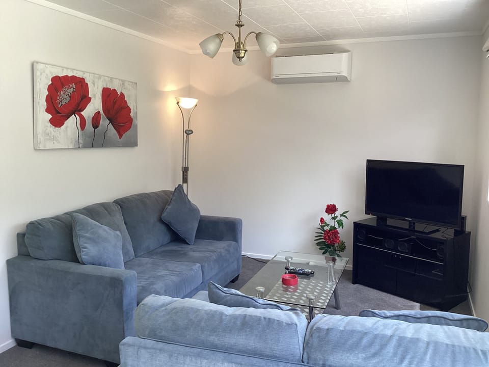Lounge with heat pump