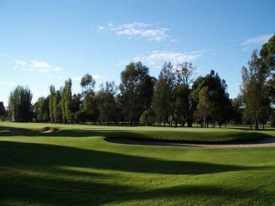 The 18 hole Moruya Golf Course is 2km away