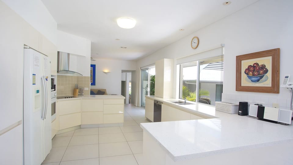 Kitchen - Open Plan
overlooking deck , pool,
adjacent dining and TV lounge