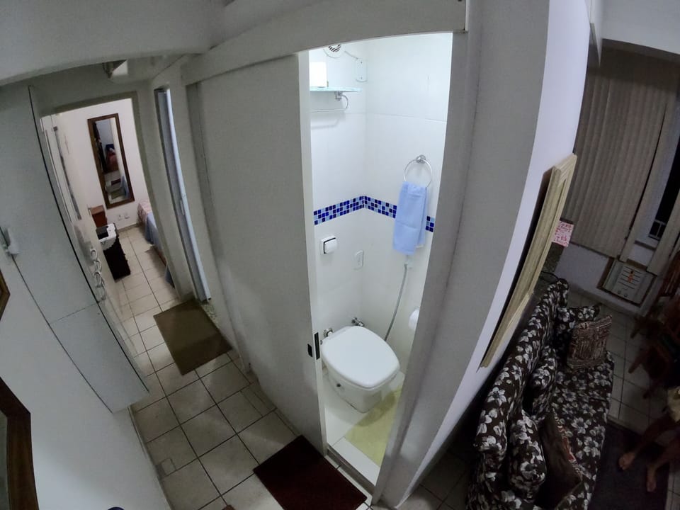 Corredor de acesso ao quarto, banheiro lavabo 
