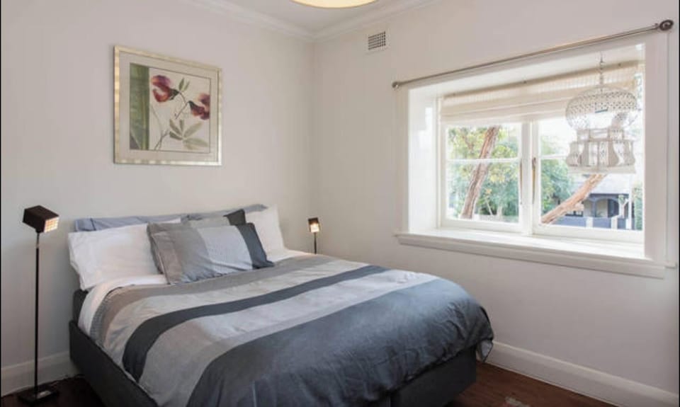 Free parking & 3 min walk to beach!