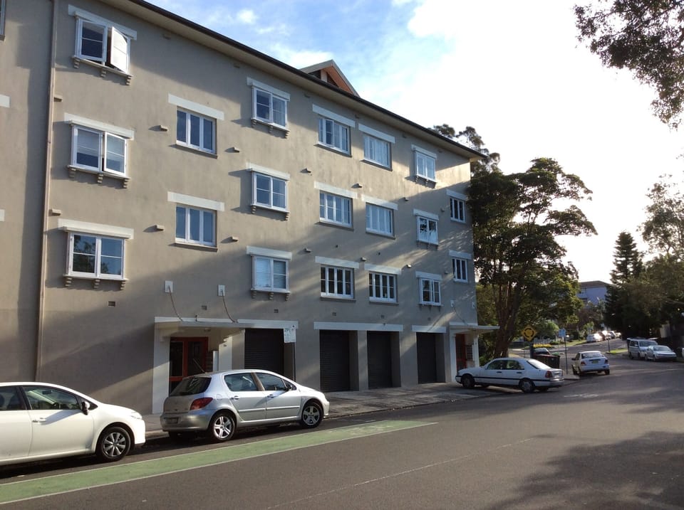 Free parking & 3 min walk to beach!