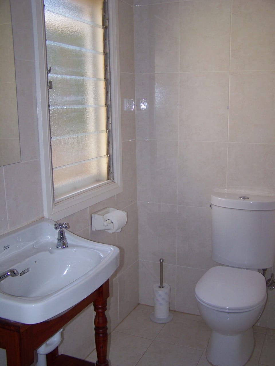 Fully tiled ensuite