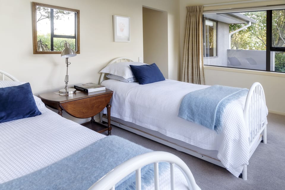 Spacious twin bedroom , very sunny