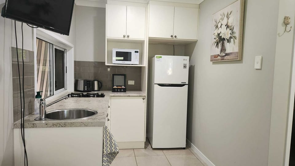Fully equipped kitchenette
