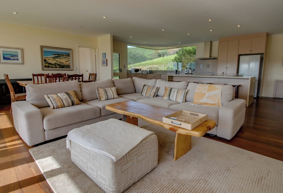 It's hard to turn your gaze away from the sea in this space!