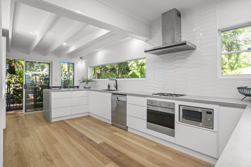 Dishwasher, microwave, coffee machine, large fridge/ice/water
