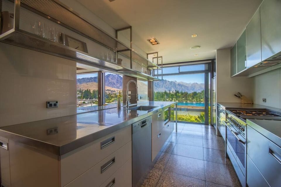 Full kitchen