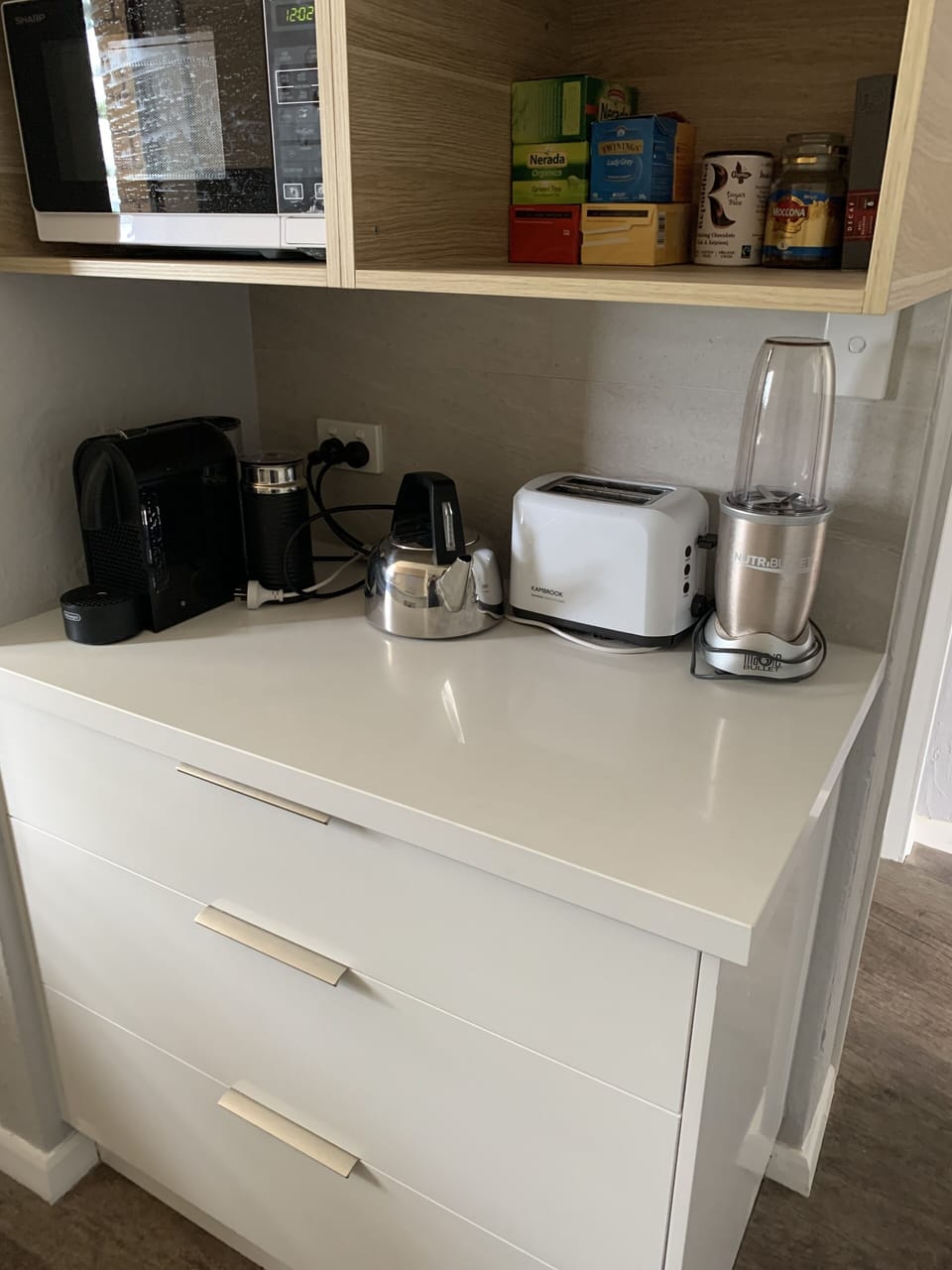 Microwave, coffee machine and tea / coffee supplied