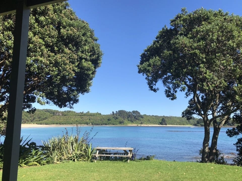 Classic Kiwi Beach House at iconic white sandy bay-swim, kayak, fish, dive, walk House in Northland