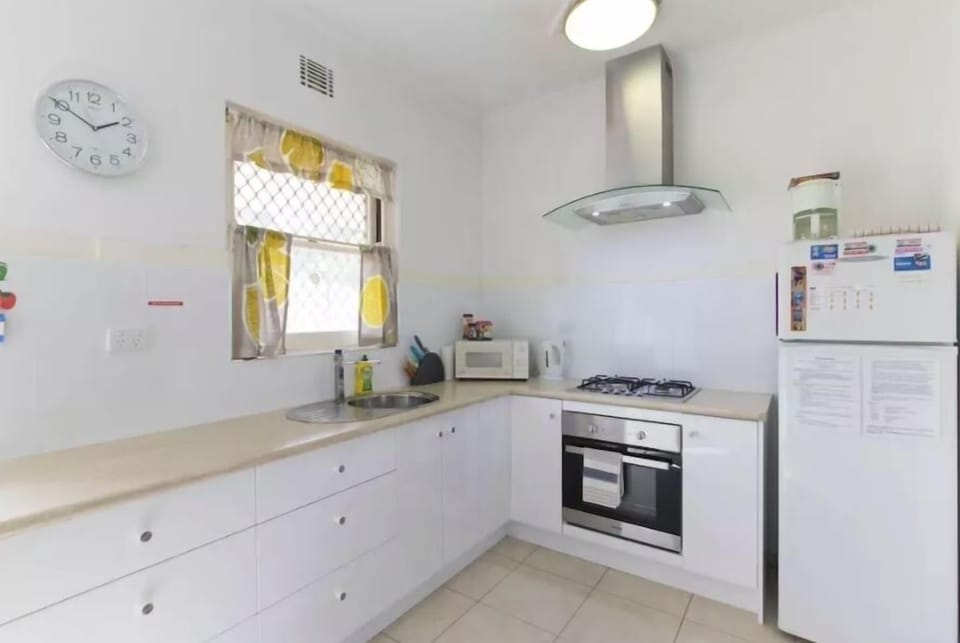 2 min walk to UWA close to CBD (9)