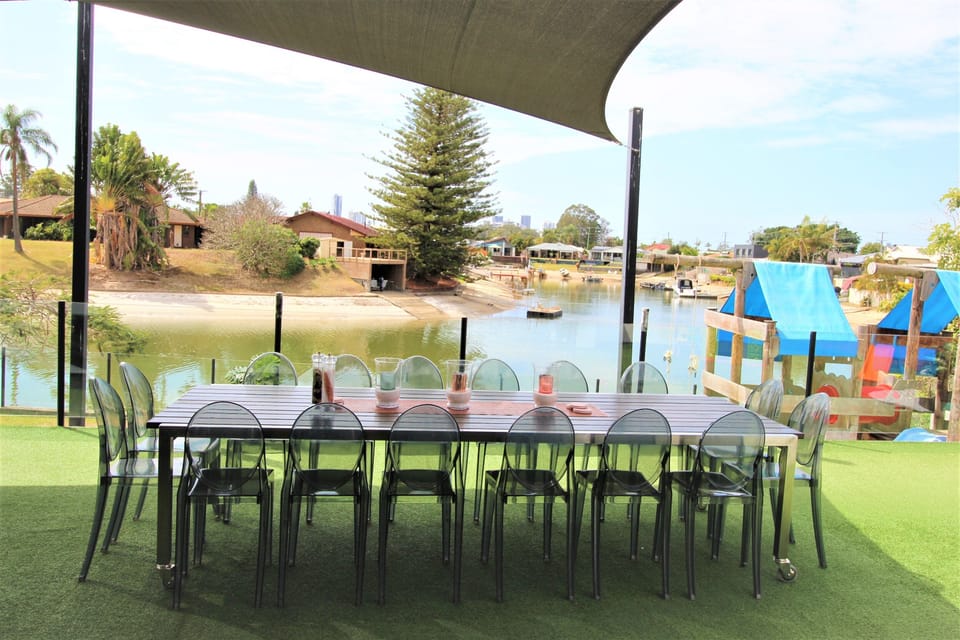 Huge family sized dinning table with 16 chairs.