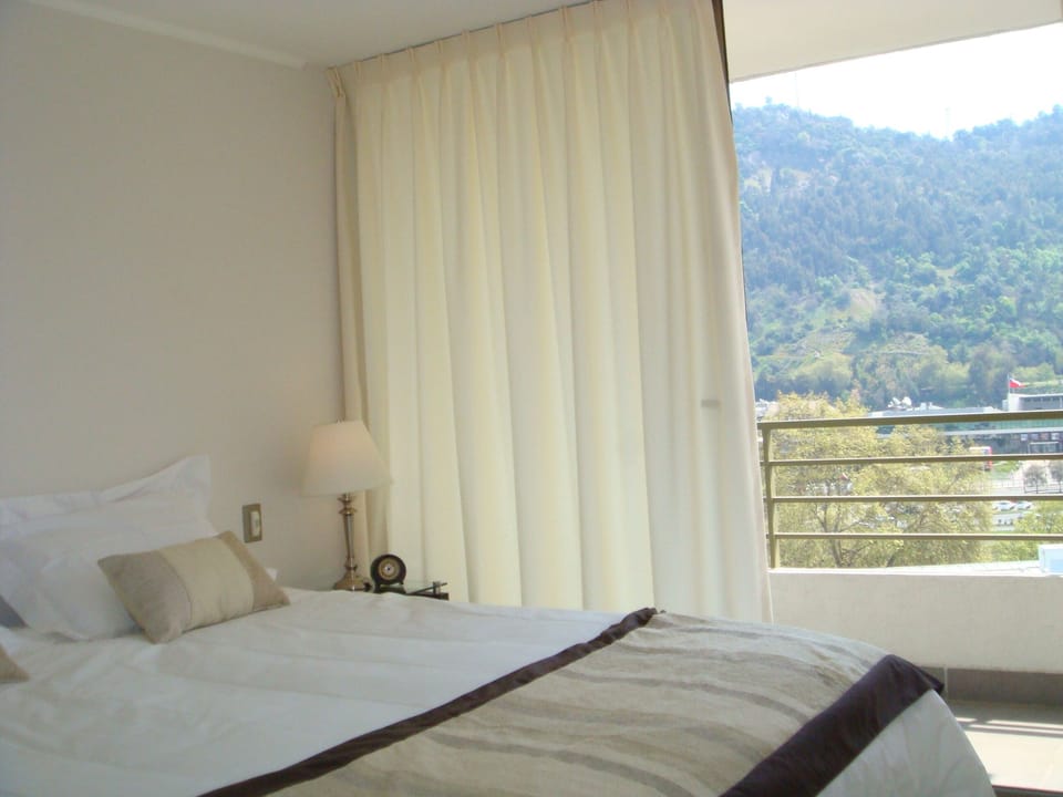 1 King Size Bed.  
It could be split in two Twin Size Beds with an extra charge
