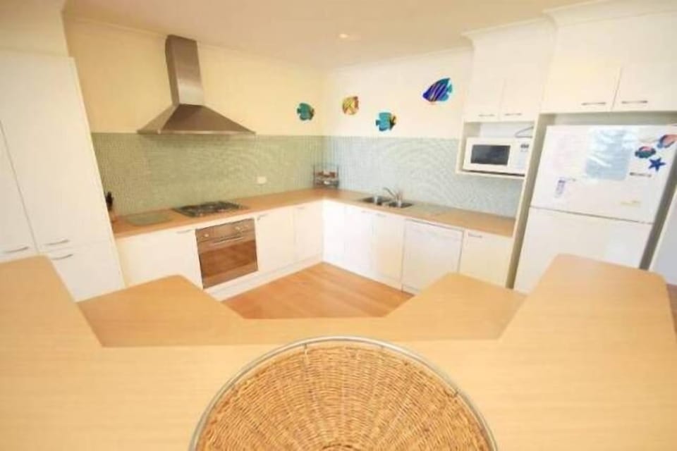 Fully equipt kitchen. Great open planned living. 