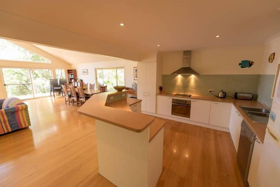 Kitchen, ( lounge, fridge, dishwasher all updated as in other photos)l