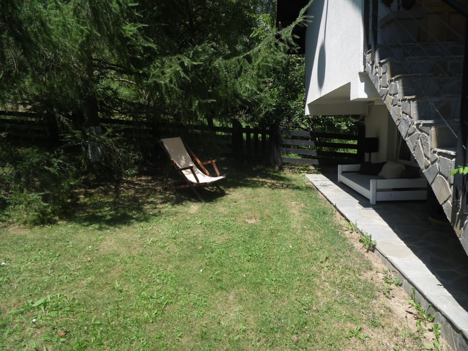 outdoor lounge