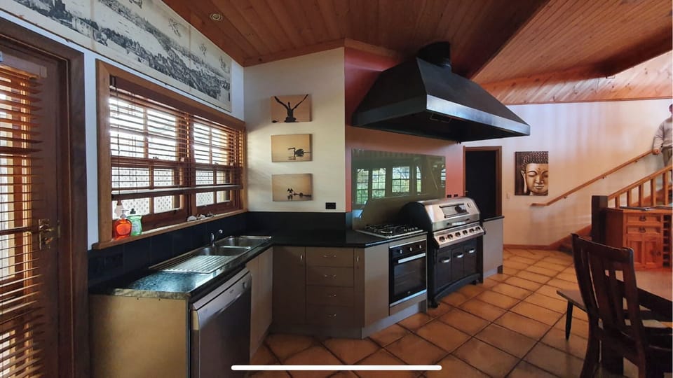Kitchen 2: with indoor BBQ 
