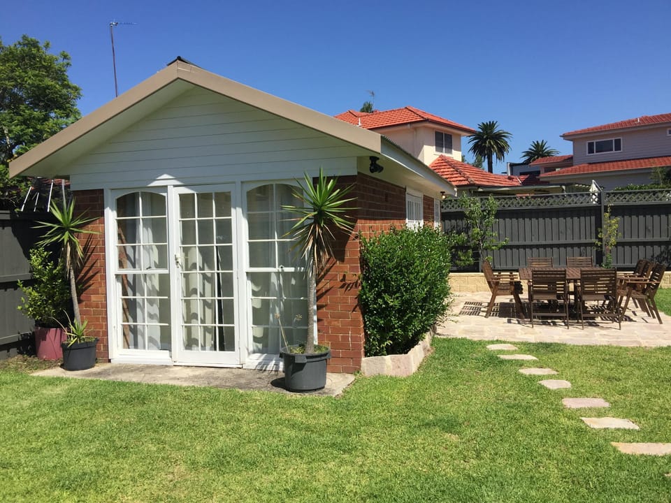 Includes Garden apartment. With queen bed, sofa and TV/Sonos speakers.