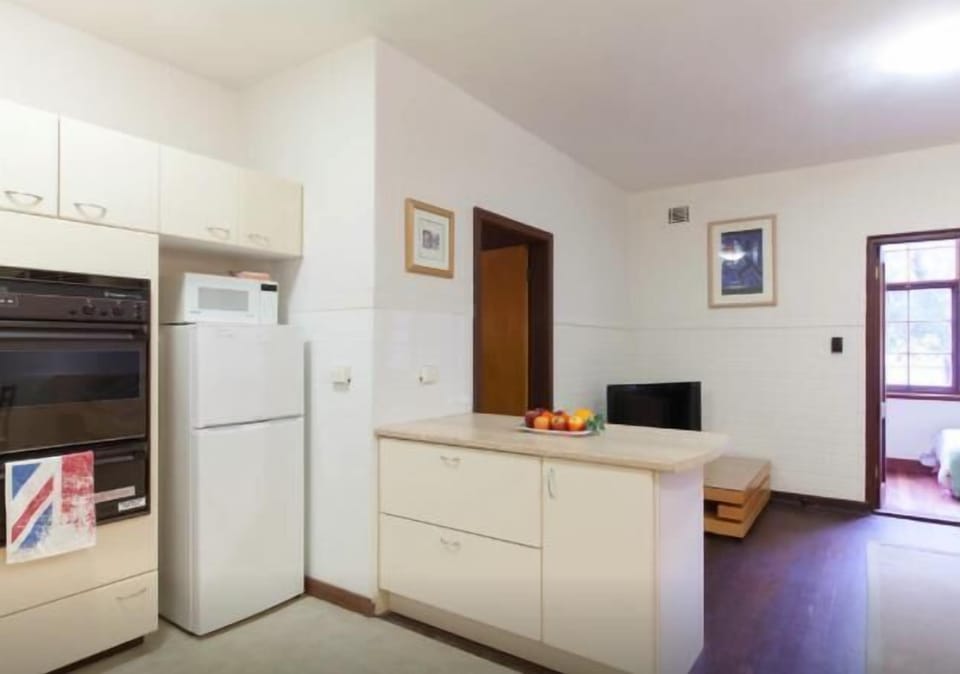 2 min walk to UWA close to CBD (3)