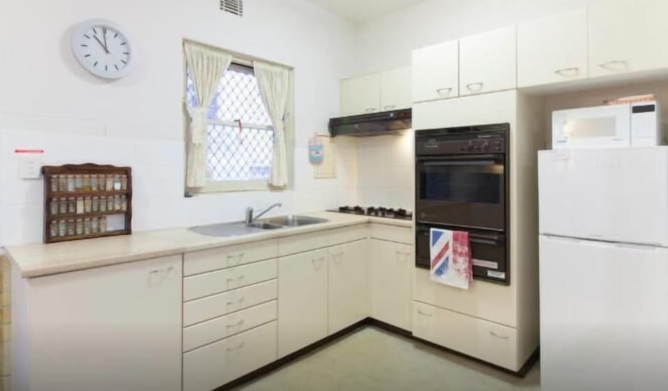 2 min walk to UWA close to CBD (3)