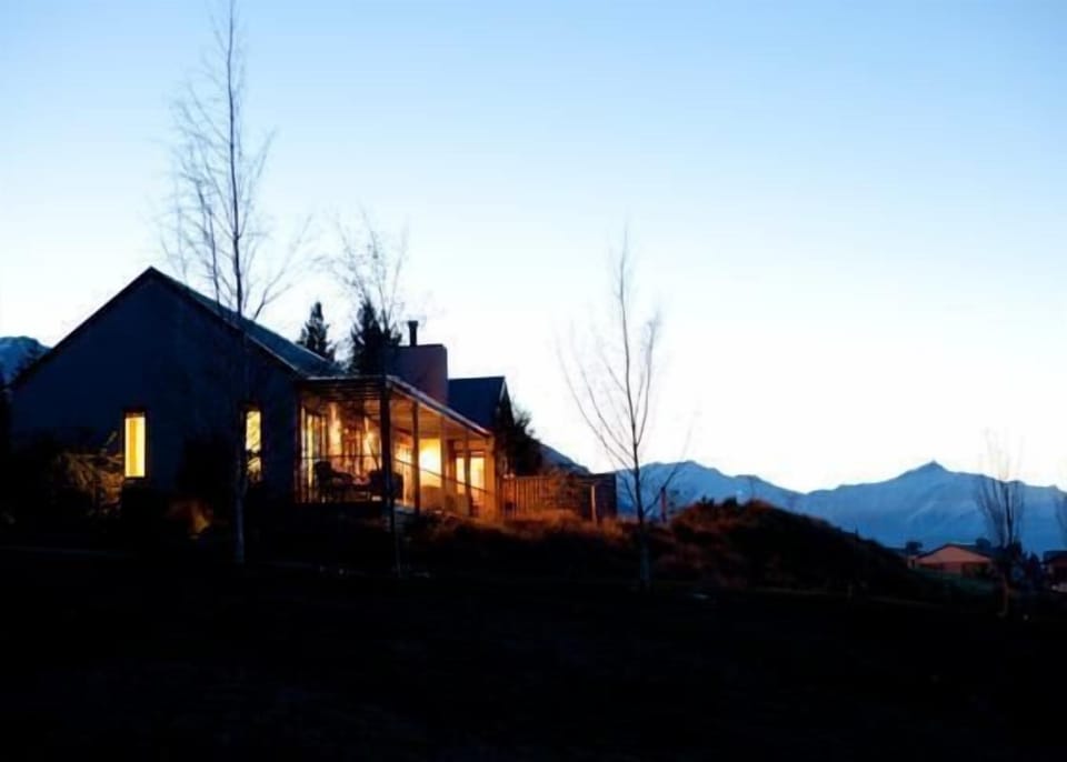 Apartment by night 