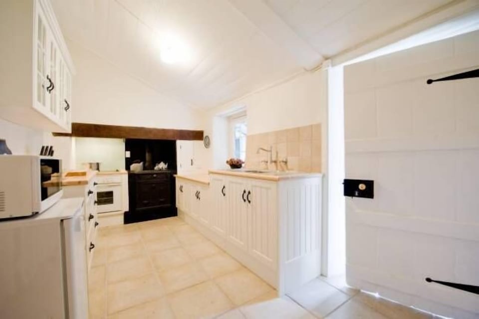 Full kitchen - now with full sized fridge.