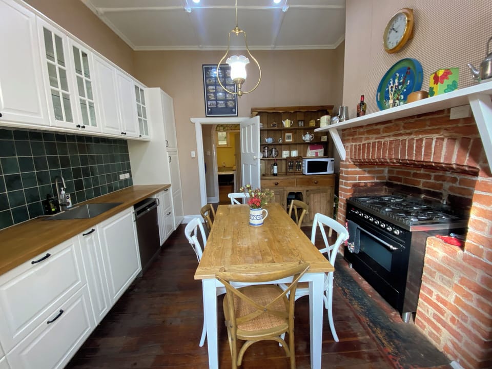 Fully fitted kitchen with dish washer, etc. 