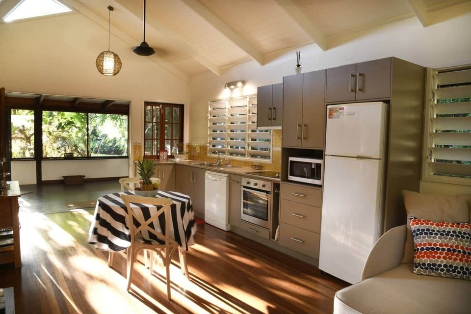 Lillypads Red Cottage - Kitchen and internal dining
