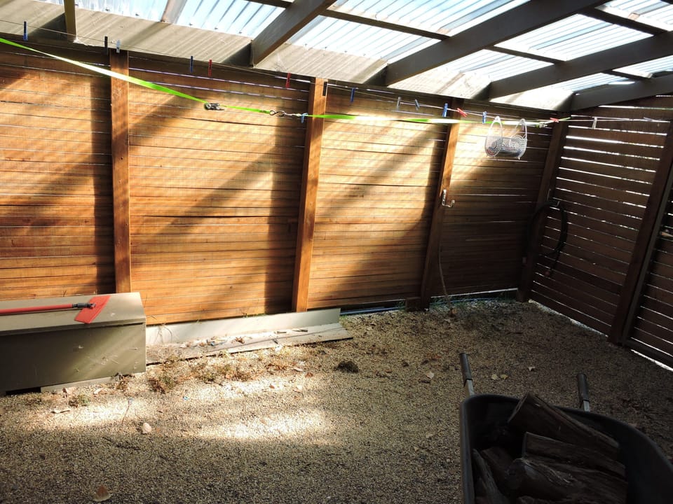 Linen drying and wood storage undercover area