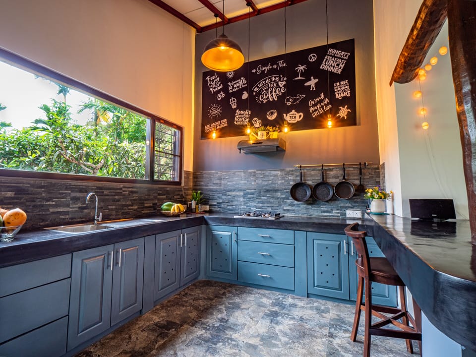 Kitchen & Breakfast Bar / Workstation