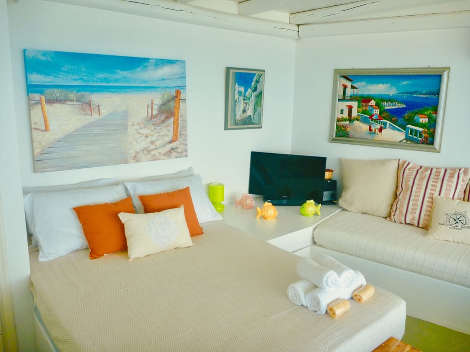 Vista Ariadne -charming and perfectly fitted studio with super comfy double bed.