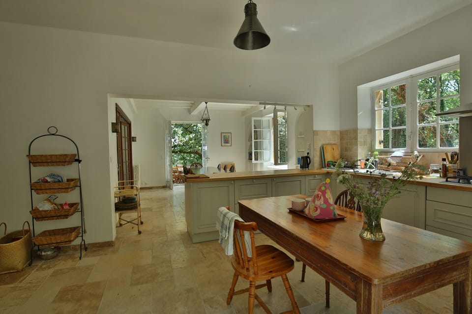 kitchen trough to dining
