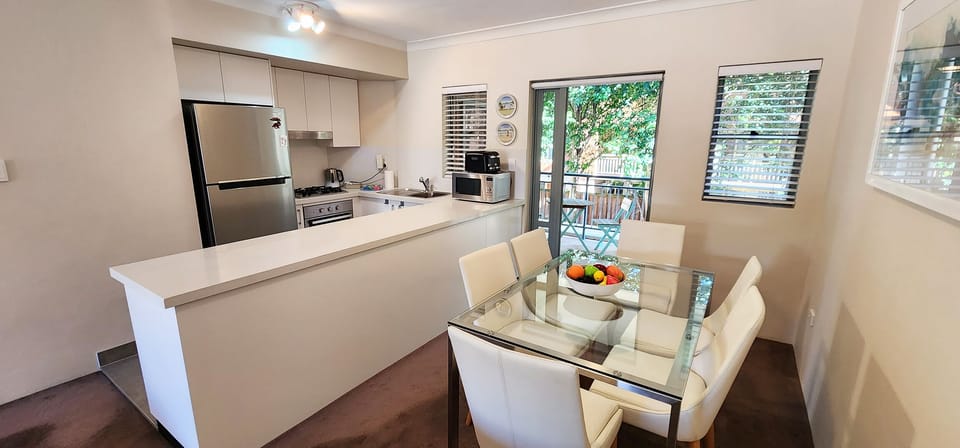 Open plan living, dining and kitchen + 2 balconies. Air conditioning.