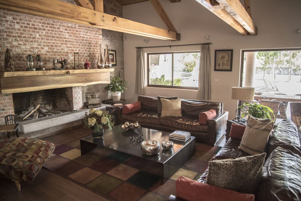 La sala para ver la tele, leer o disfrutar la chimenea