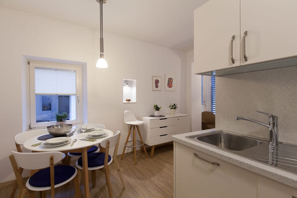 Dining area with fully equipped kitchen