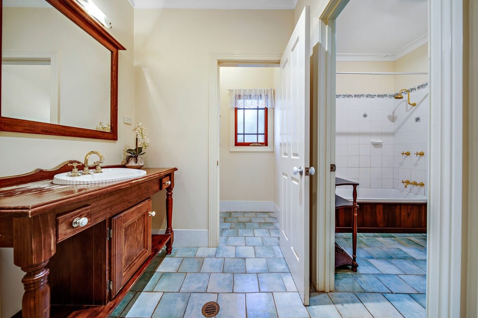 Main bathroom and bath