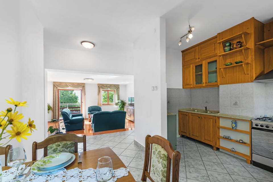 
Kitchen/ dininig room connected to the living room