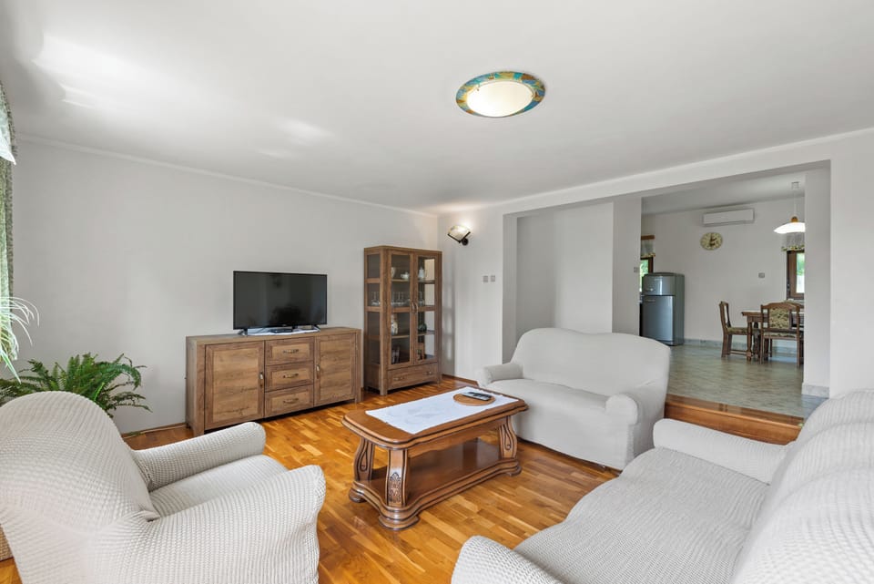 Spatious living room, wifi, smart tv, balcony acces