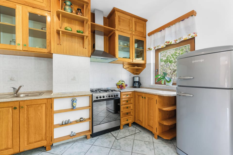 Oak kitchen, fully equipped