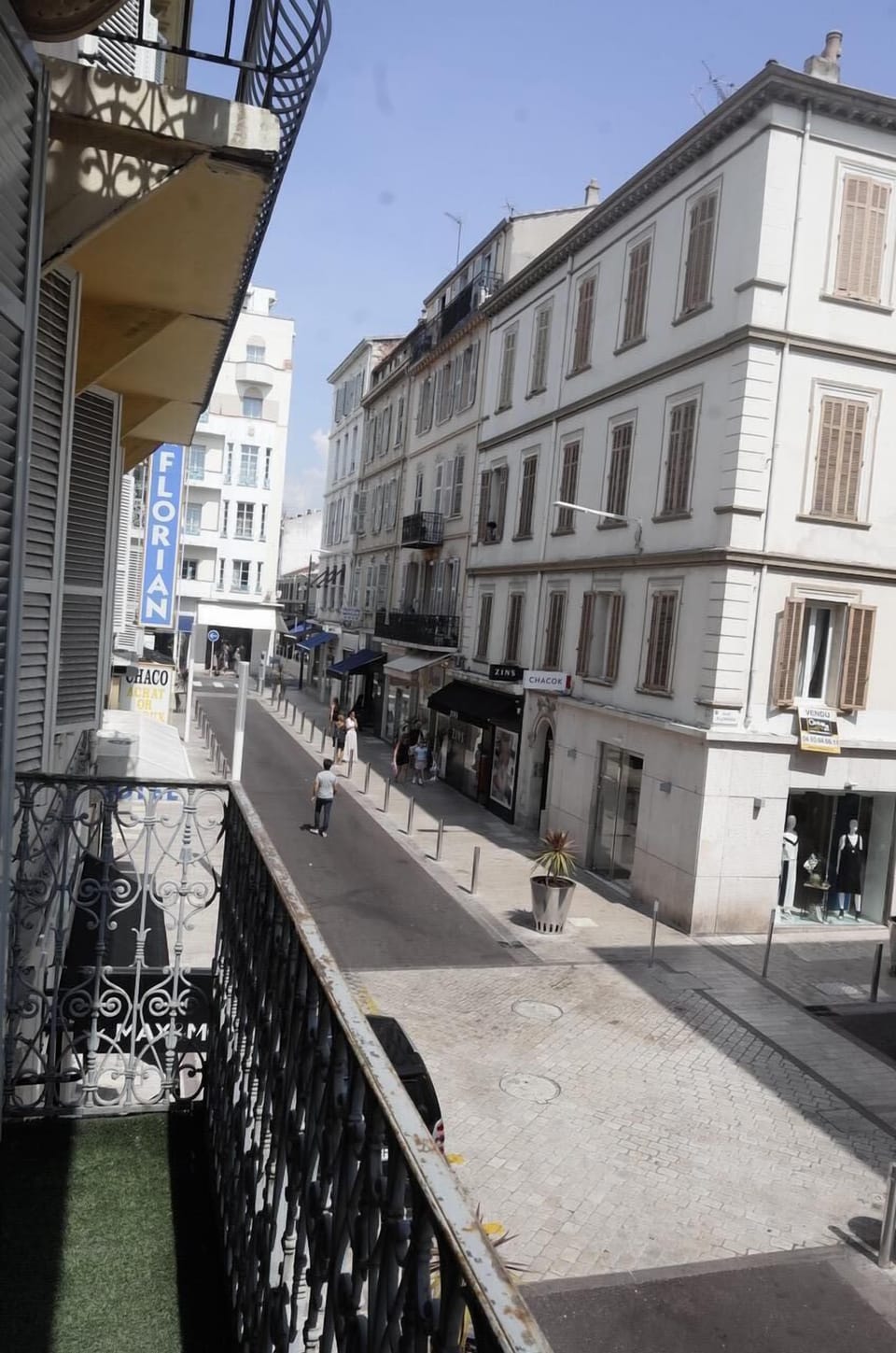 Rue d'antibes on the left