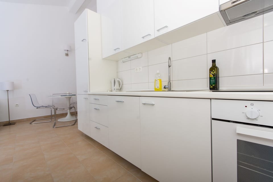 Kitchen in lovely sea-view Flynn apartment
