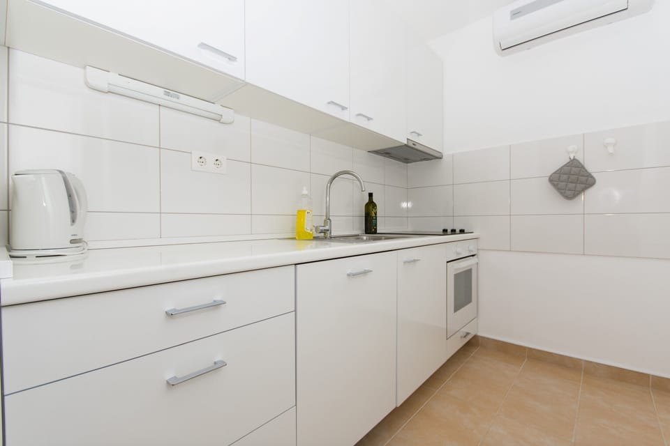 Kitchen in lovely sea-view Flynn apartment
