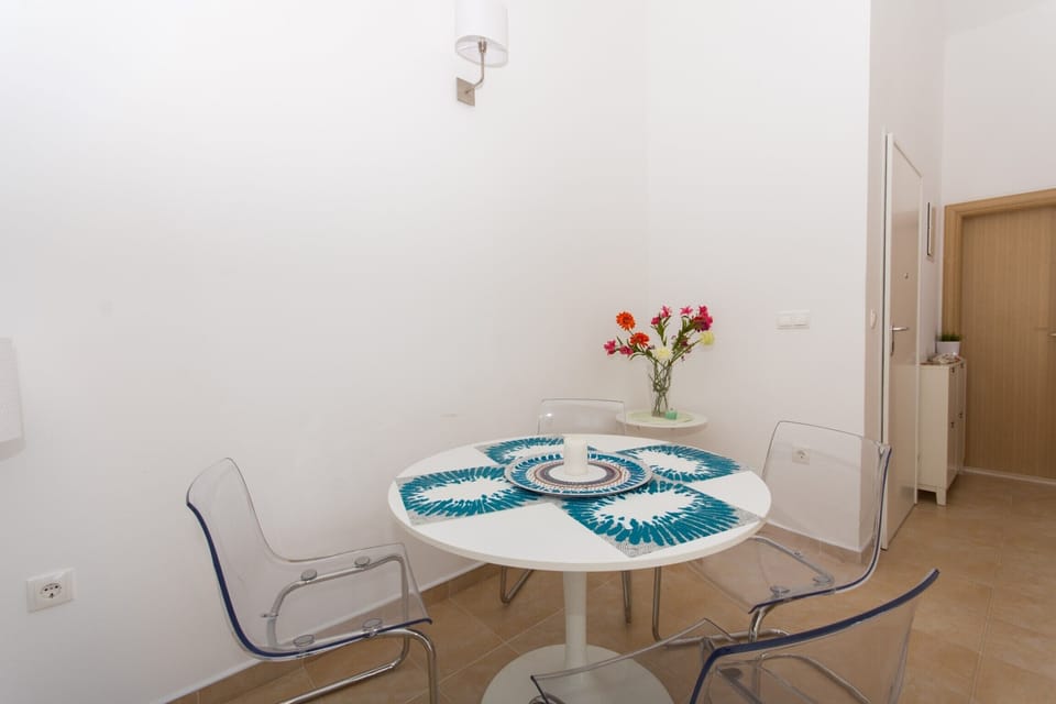 Dining room in lovely sea-view Flynn apartment