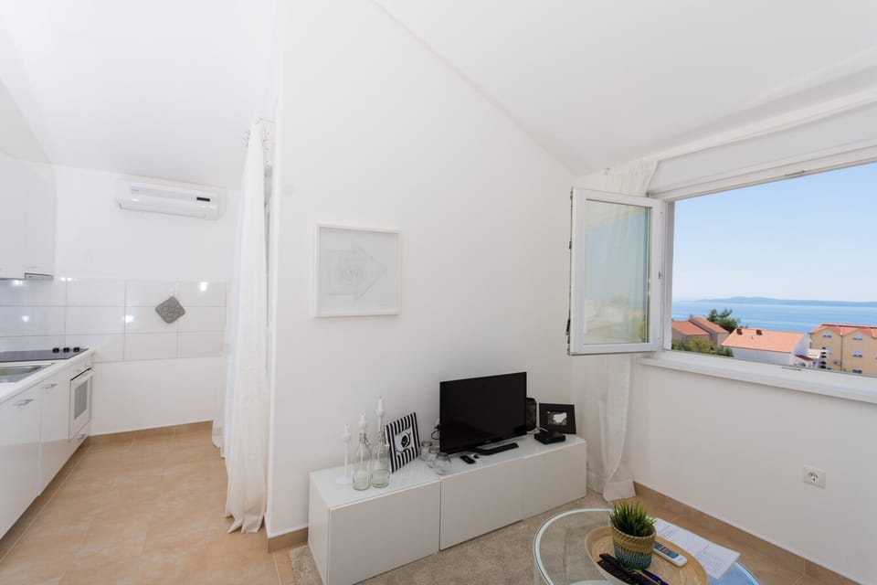 Living room in lovely sea-view Flynn apartment