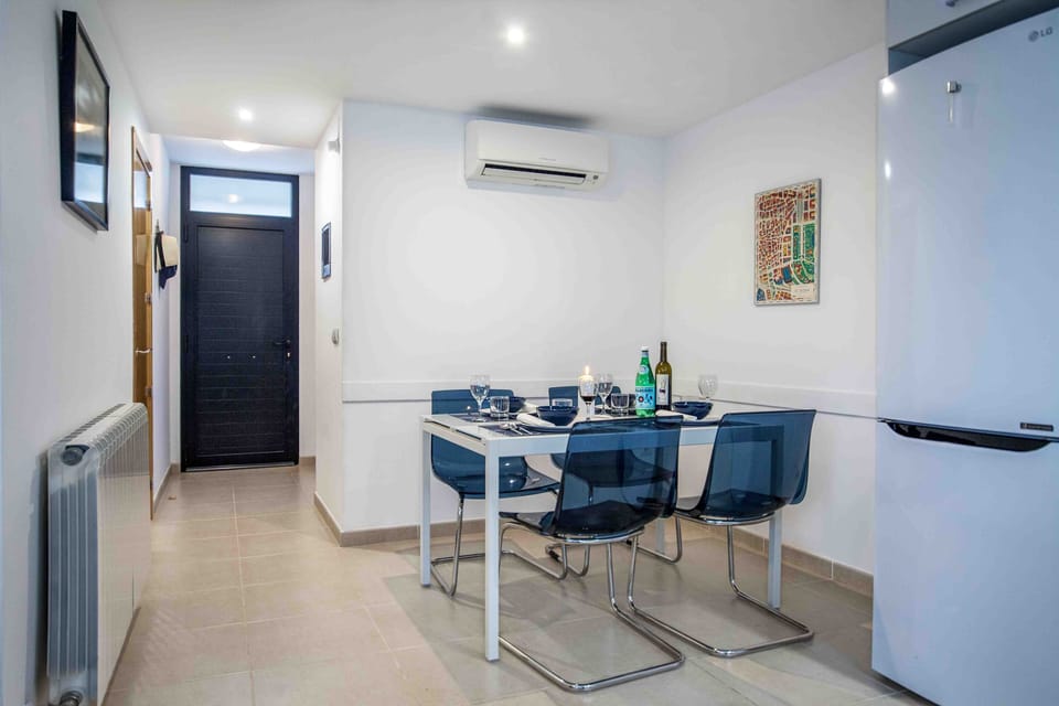 Dining room - the table extends to seat 6 people