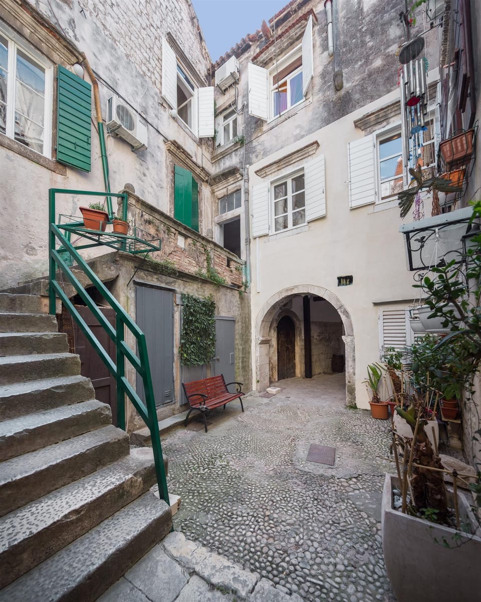 That place studio apartment in Trogir, entrance yard