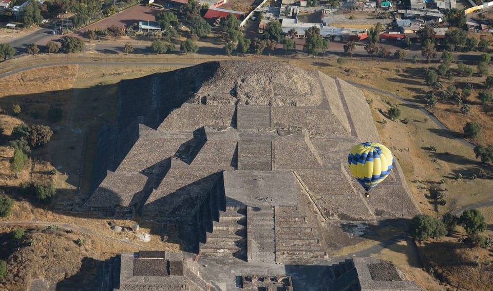 Near to us 30 minutes by car are the pyramids of Teotihuacán.