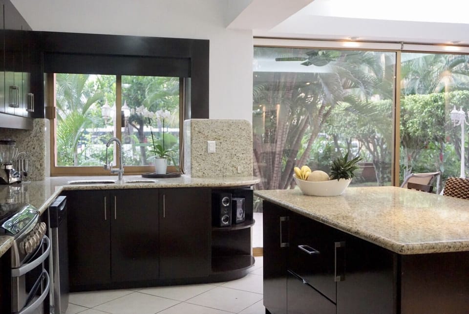 Kitchen & Island 